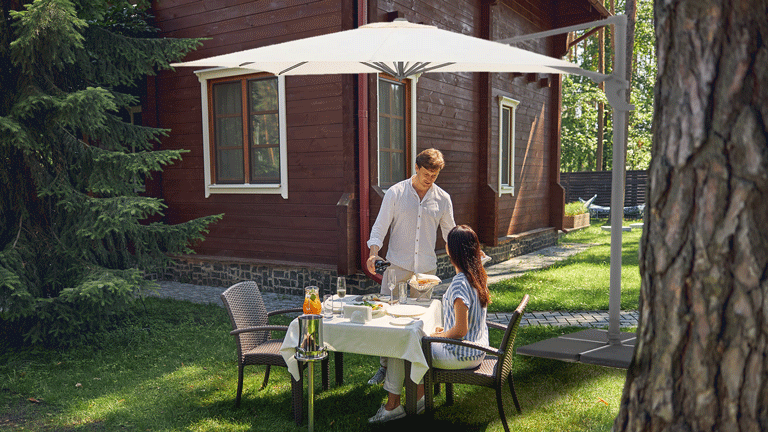 Rechthoekige parasol buiten chalet